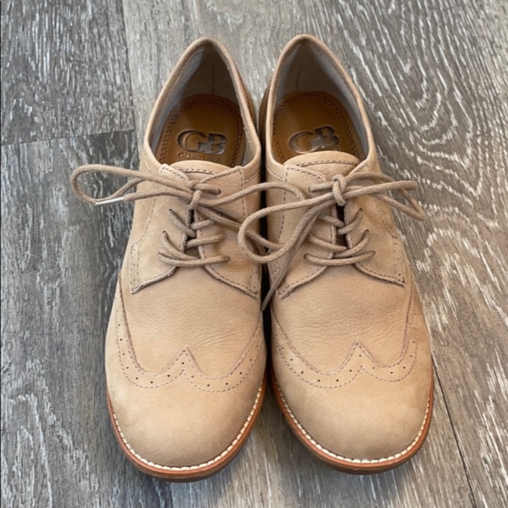 Gianni Bini light brown wing tip Oxford shoes